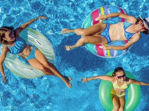 mulheres na piscina 3